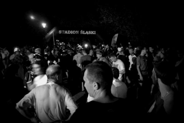 Bieg odbywa się w nocy, setki ludzi w czołówkach spotyka się, by uczcić pamięć Słonia